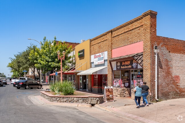 Downtown Dinuba features many unique shops and eateries.
