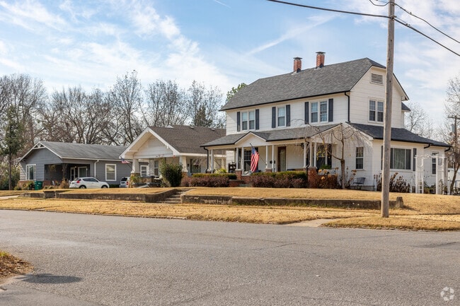 Sapulpa has wide streets throughout the downtown area allowing for easy access and parking.