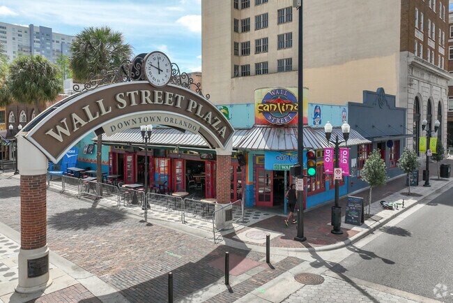 Lake Cherokee is only a few minutes from Downtown Orlando's shopping and dining hub on Orange Av