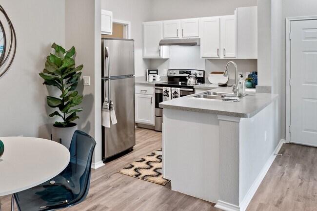 Avalon Oaks Apartments, Columbus, OH 43228 - photo 4