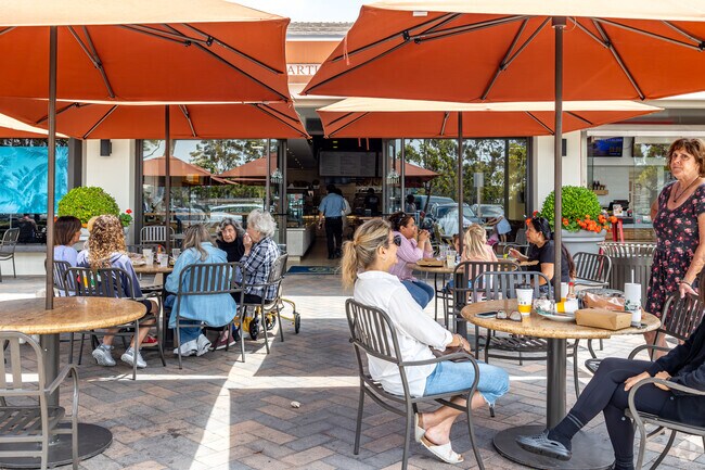 There are many outdoor dining locations in and around the Mariners neighborhood.
