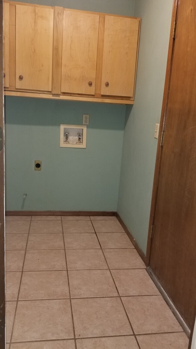 Laundry room, garage walkthrough