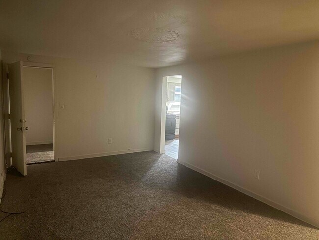 9534 Glendale Rd unit 1, Pittsburgh, PA 15235 - photo 5