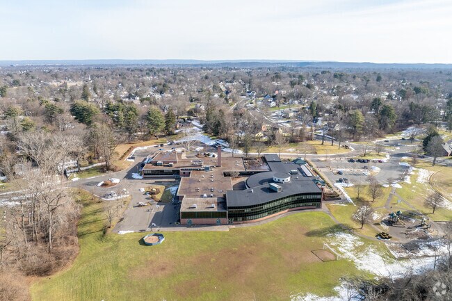 Solomon Schechter Day School, has a student-teacher ratio of 4:1.