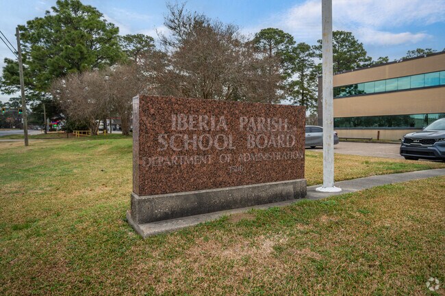 The Iberia Parish School District earns a B minus rating from Niche.