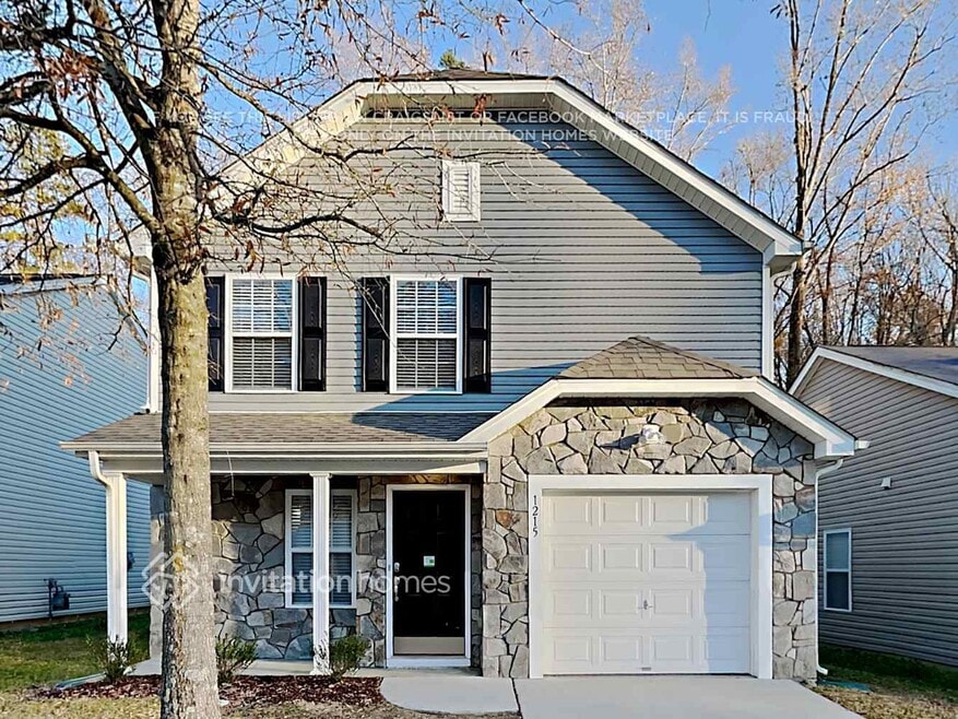 1215 Pinehaven Ct, Charlotte, NC 28215 - photo 1