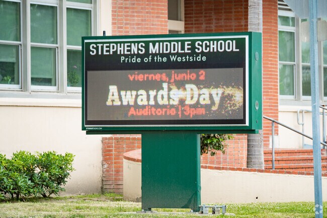William Logan Stephens Jr High is a public middle school in the Upper Westside, California.