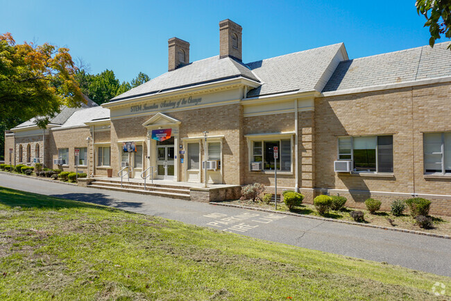 STEM Innovation Academy of the Oranges provides private education in 
South Orange