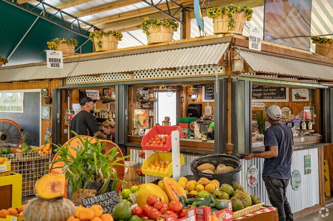 Order fresh juices and delicious foods at Villa Verde Farmers Market near Naranja, FL.