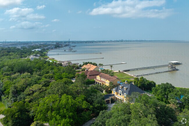 Piers and Boat Decks are available in the more Luxurious and High Priced Kemah Homes.