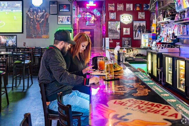 Hillcrest locals can grab a quick dinner of nachos and wings at Rock & Wings.