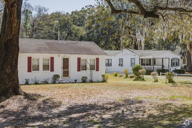Find lovely bungalow style homes with tree shaded yards on Wadmalaw Island.