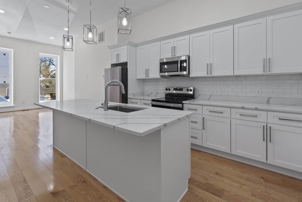 636 N Carrollton Ave unit A, Baltimore, MD 21217 - photo 1