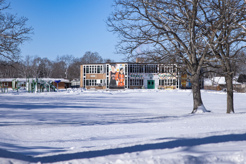 Oakdale Elementary School in Waukegan receives a C- from Niche.