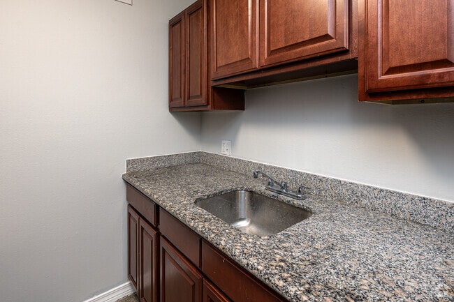 1BR, 1BA - 625SF - Kitchen