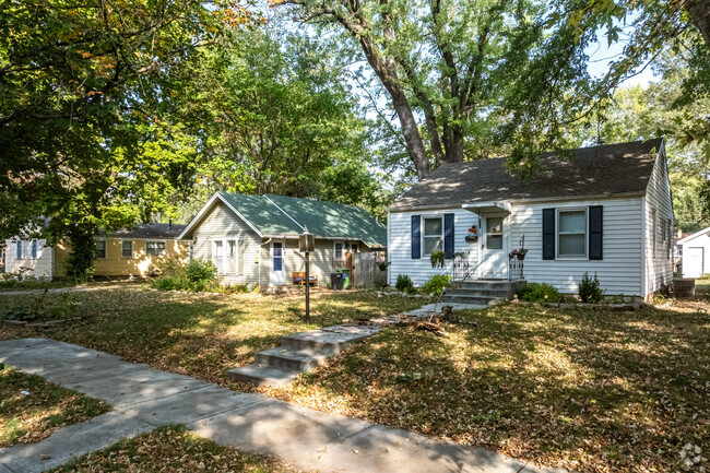 Smaller 1 story homes with no garages and unfenced yards can be found in Goodnow Park.