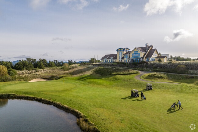 There are a few golf courses in the Florence area.