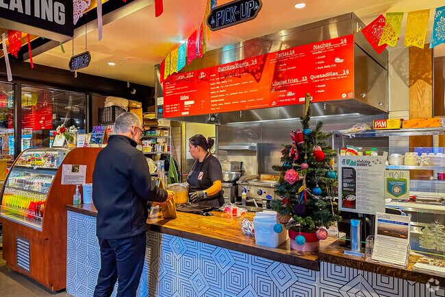 You will find variety kind of food vendors in Union Street Market.