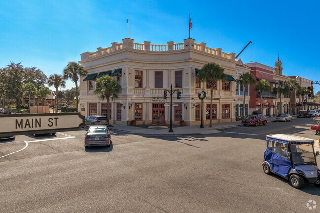 Quaint complex with boutiques, restaurants, performing arts venues & a movie theater.