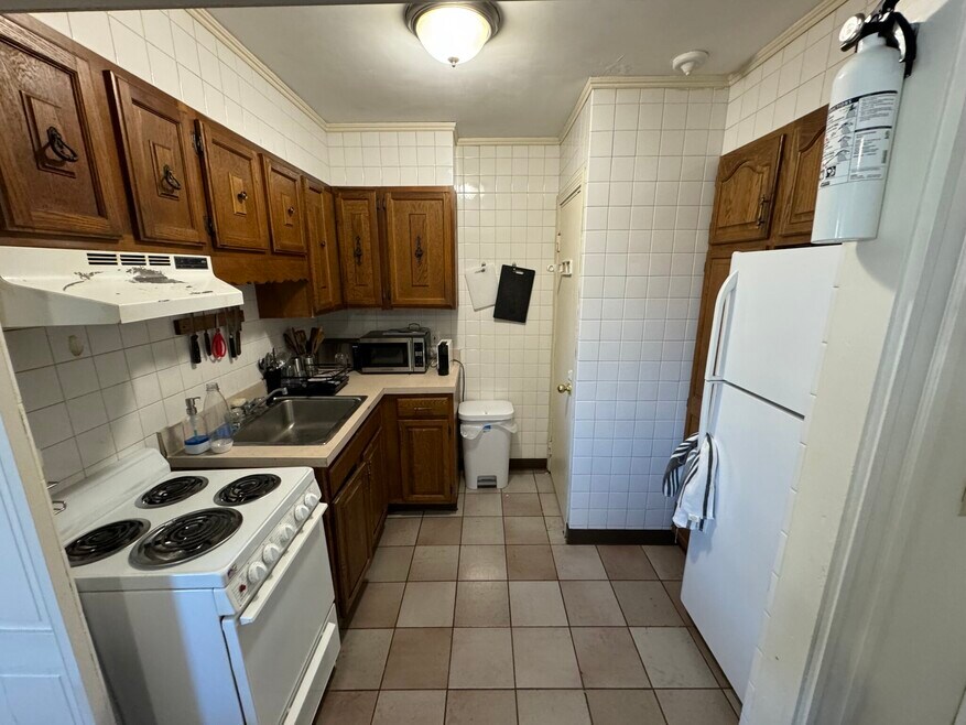 910 Beacon St unit 4, Boston, MA 02215 - photo 1