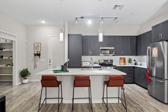 Axis Camelback, Phoenix, AZ 85014 - photo 6