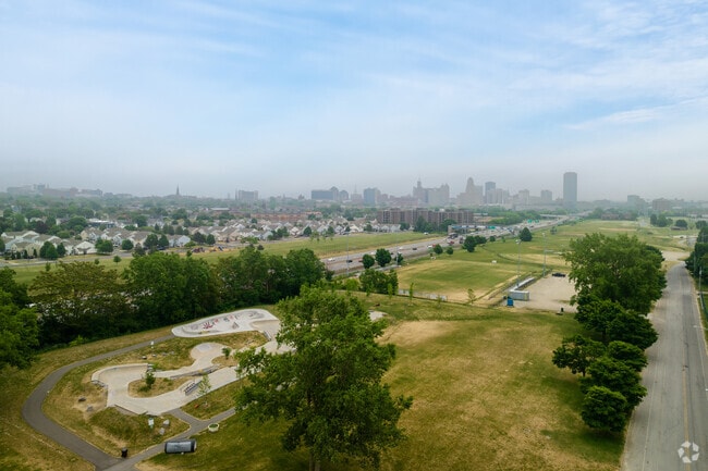 While Lakeview is next to the lake, the expressway makes direct access less cumbersome.