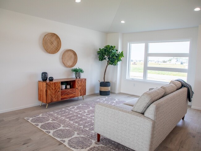 405 Wren Dr, Grand Forks, ND 58201 - photo 2