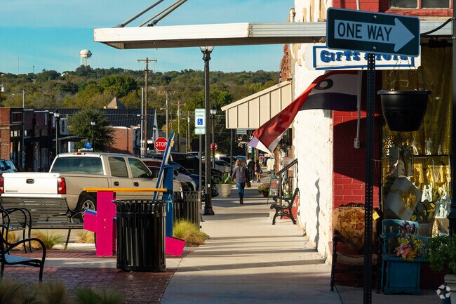 There are plenty of shops and restaurants in Weatherford, TX.