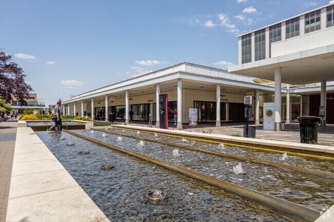 Nearby Brook Forest, the Oakbrook Center is one of the most prestigious outdoor malls.