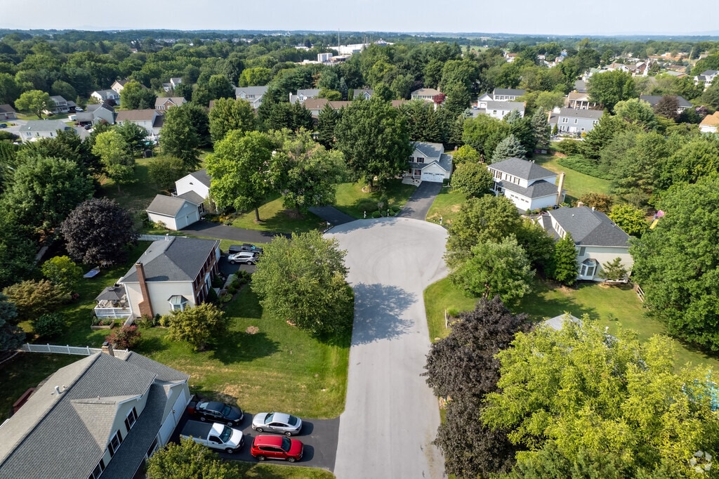 Quiet cul-de-sacs in Paramount-Long Meadow are sought after for low traffic and calm.