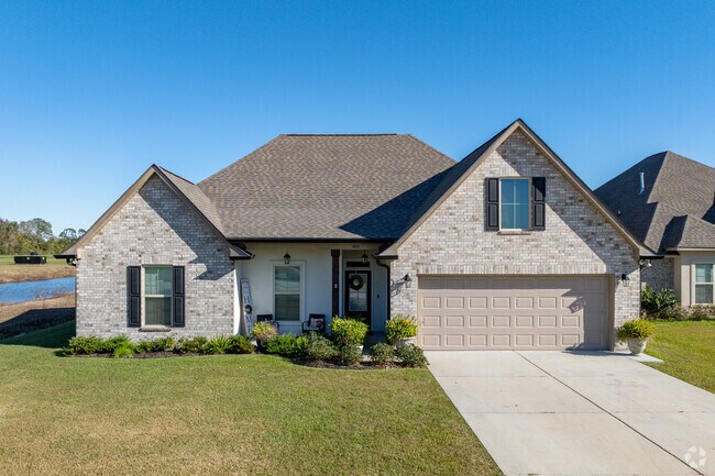 New traditional brick homes in Schriever provide a classic curb appeal.