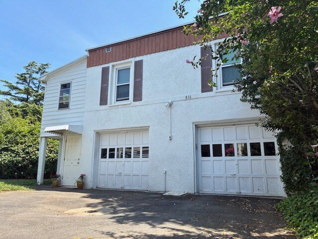 816 Mill Plain Rd unit Nice Fairfield apart, Fairfield, CT 06824 - photo 2