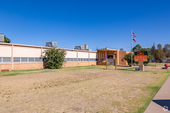 Overton Elementary School has a student to teacher of 11:1.
