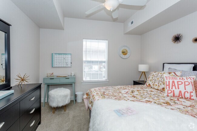2BR, 2BA - 1012 SF