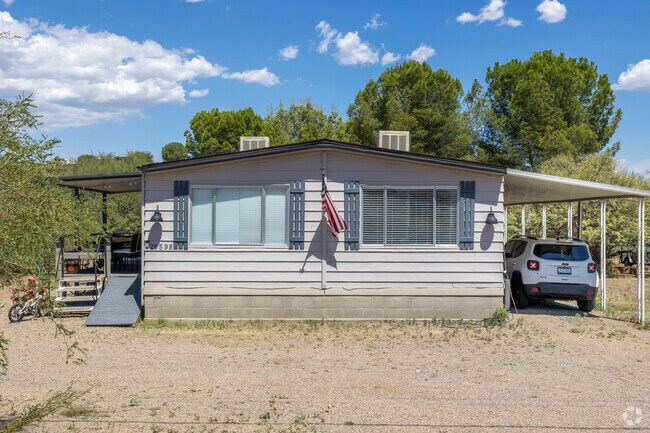 Many of the permanent housing in Cordes Lakes consists of manufactured homes.