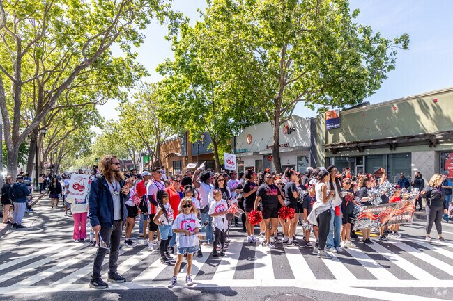 The San Leandro Cherry Festival is organized every year in the first week of June.