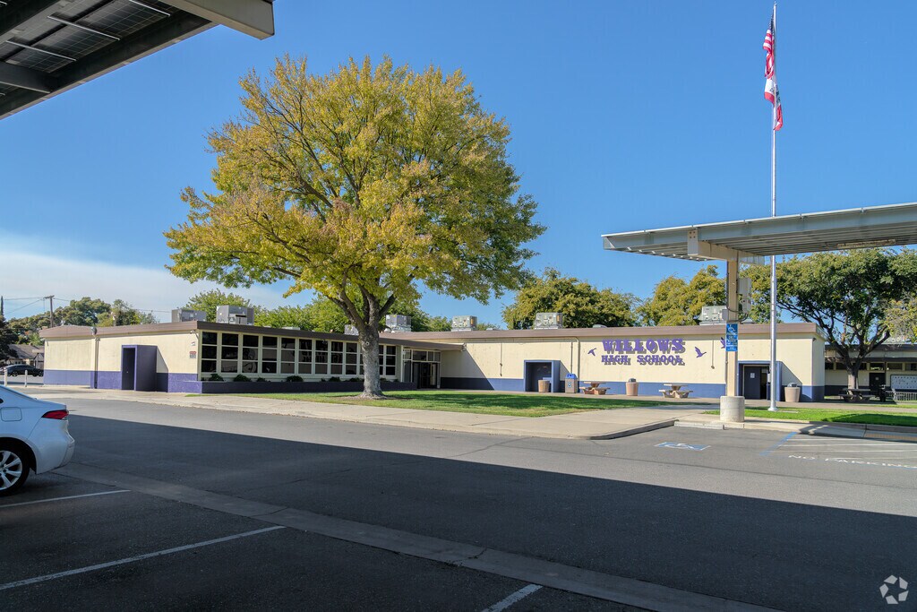 Willows High School has a 4 year graduation rate of 95%.