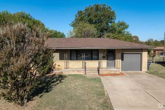 A few of the homes in Pecan Grove have single-car garages.