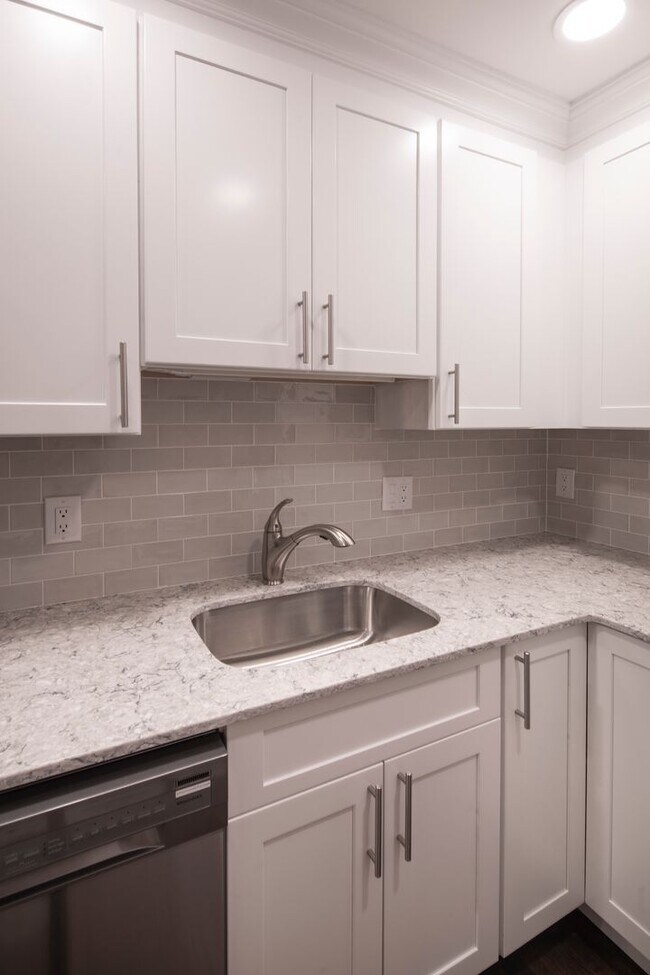 Regency Manor: In-Unit Washer & Dryer, Cold Water Included, Cat & Dog Friendly, and Custom Closets, Hackensack, NJ 07601 - photo 3