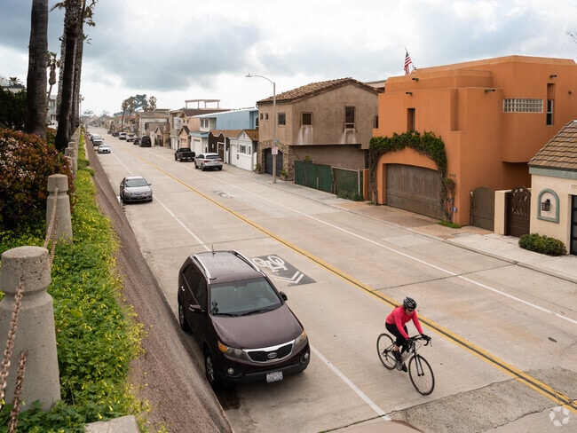 Homes in South Oceanside CA come in a variety of colors and sizes along the ocean side.