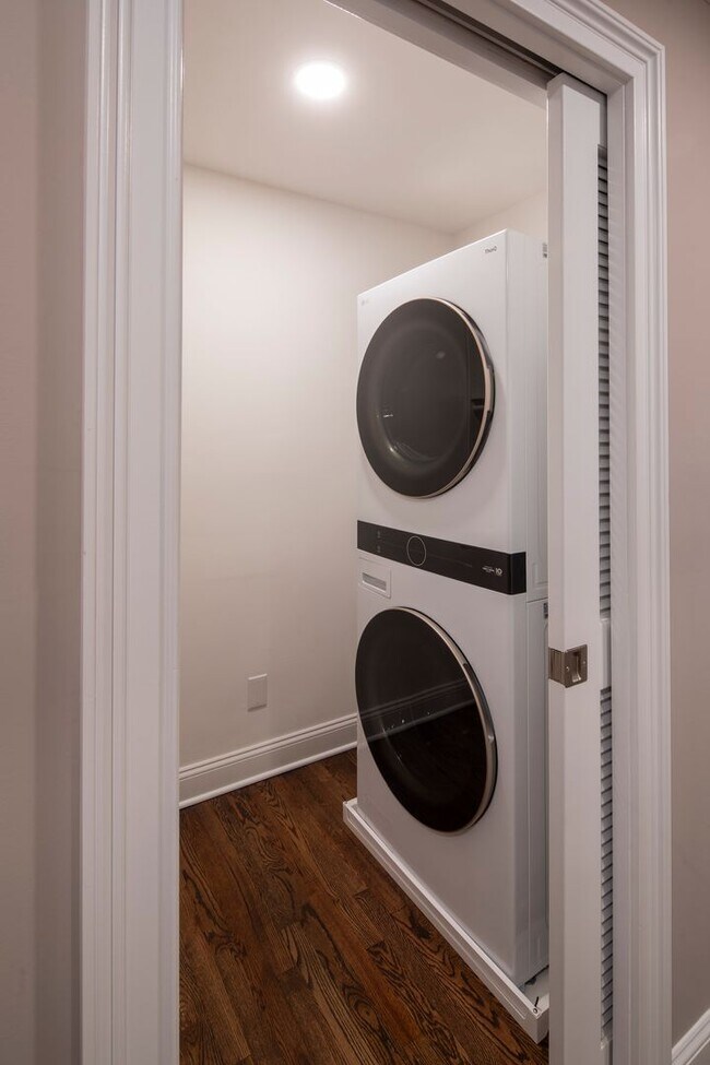 Hickory Manor: In-Unit Washer & Dryer, Heat, Water & Gas Included, Fitness Center, Sauna, and Bar..., Bergenfield, NJ 07621 - photo 7