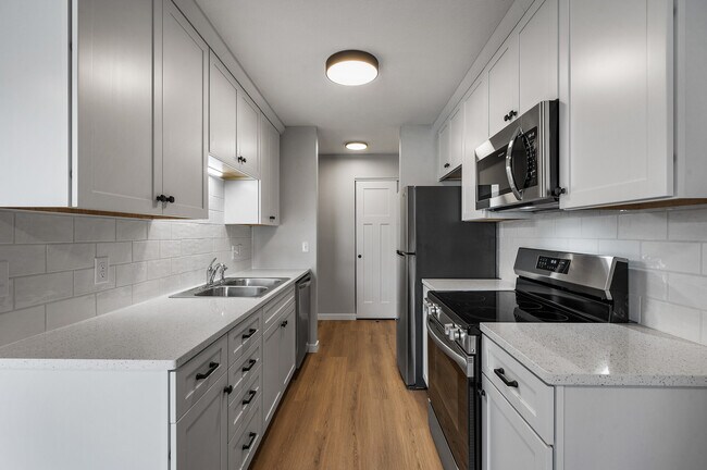 1551 Namekagon St unit 4, Hudson, WI 54016 - photo 3