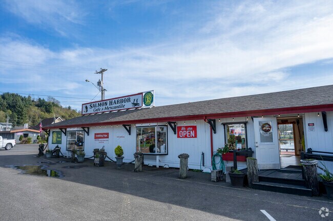 Salmon Harbor Café serves local in the Winchester Bay neighborhood