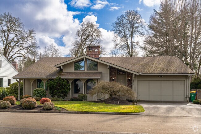The mid-century architecture emphasizes access to nature in Oak Hills with floor-to-ceiling windows.