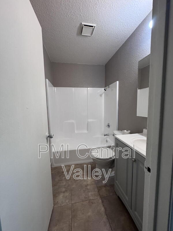 417 Sutter St unit D, Manteca, CA 95336 - photo 7