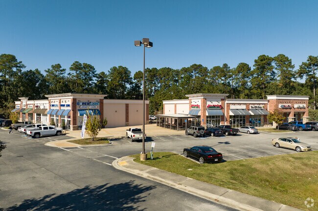 There are many shopping center for residents to choose from in Richmond Hill.