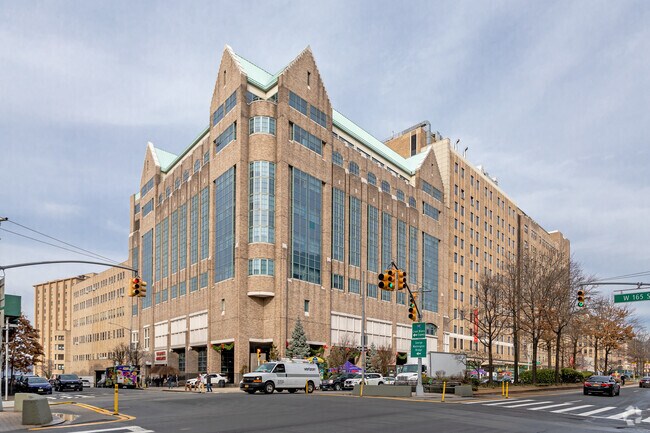 Morgan Stanley Children's Hospital Building from the external shows the large capacity inside.