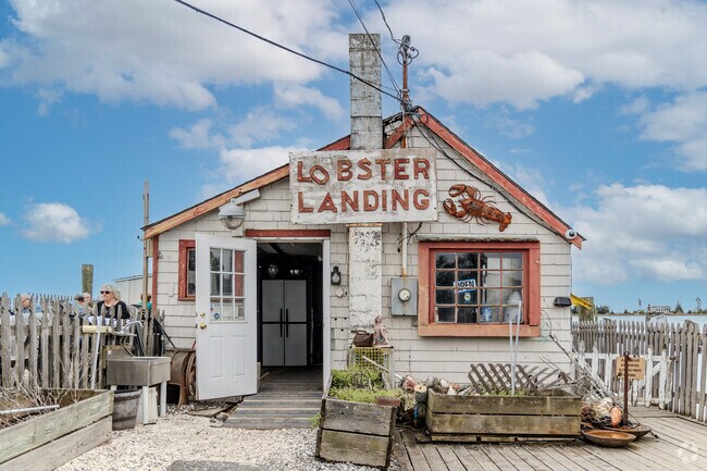 Lobster Landing has one of the best lobster rolls in New England but it's closed for the winter.