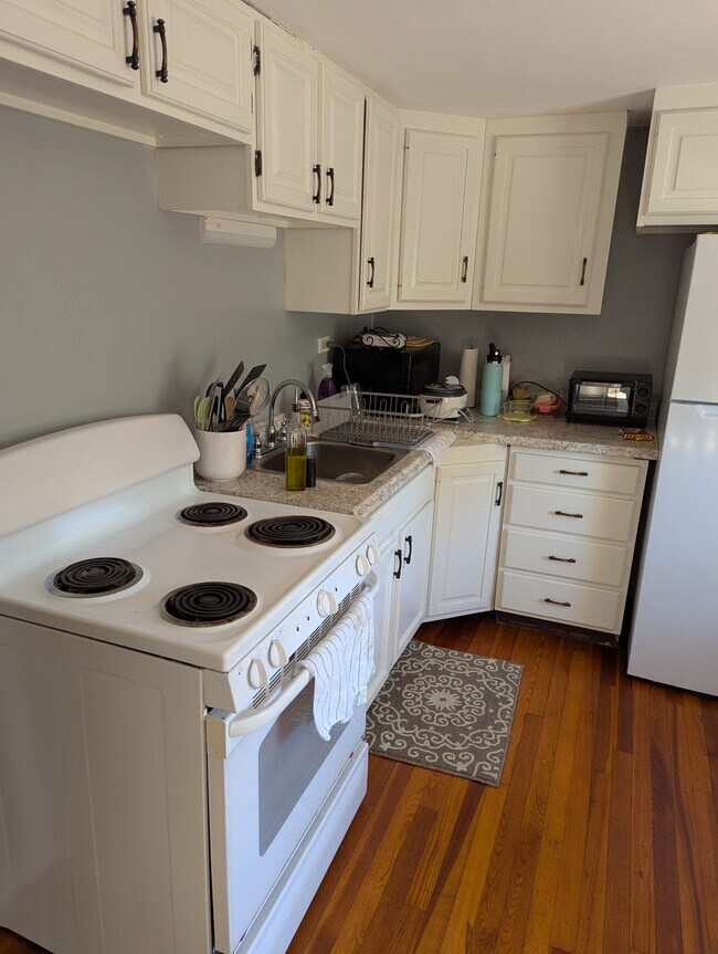 223 Tuttle Rd Unit 2nd fl, Middletown, CT 06457