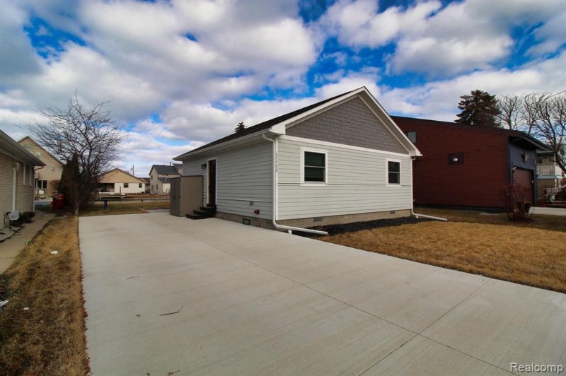 37752 Huron Pointe Dr, Harrison Township, MI 48045 - photo 1